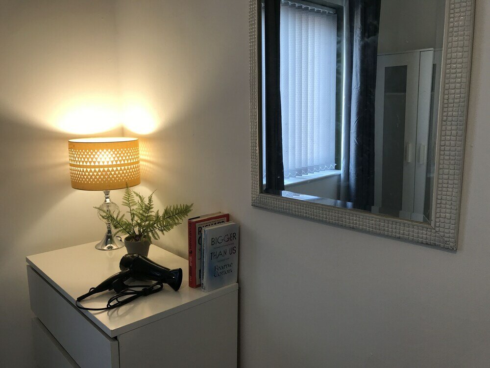 Фото Stylish 3-bed Preston Home for Relaxing Comfy Stay