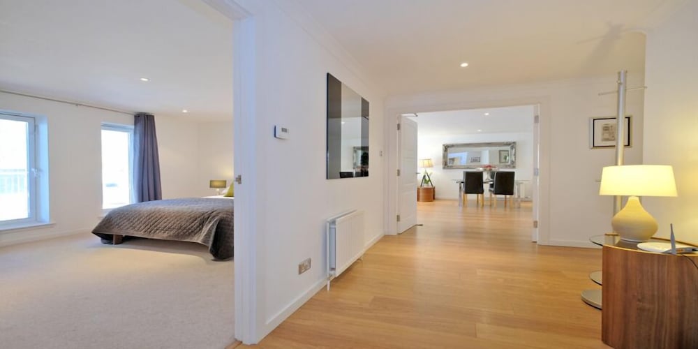 Фото Executive three Bedroom Apartment in Aberdeens West End