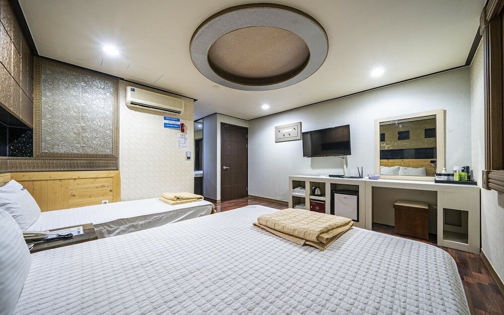 Фото Changwon Myeongseodong Hotel Sky