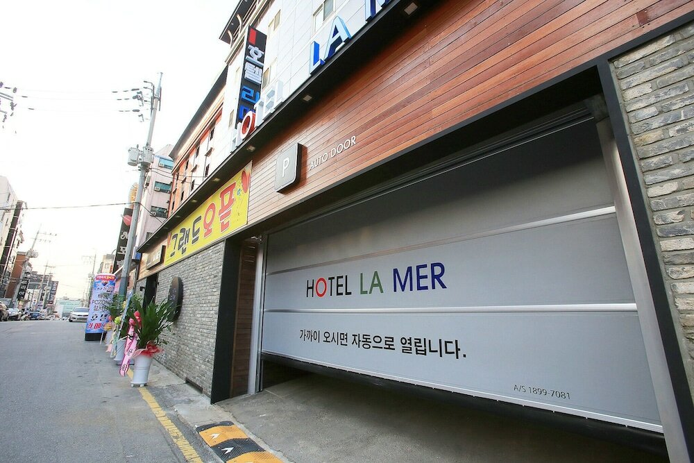 Фото Suwon City Hall Station Rose