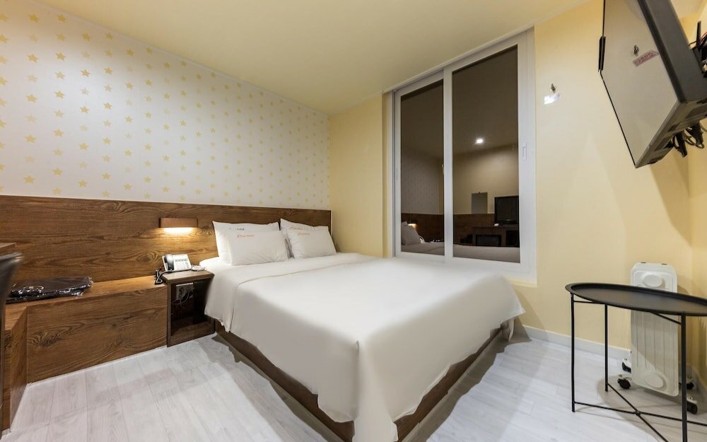 Фото Changwon Jinhae Hotel Lrui