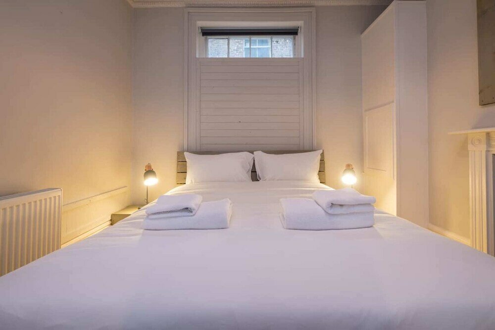 Фото Large Modern Studio Apartment by the Beach