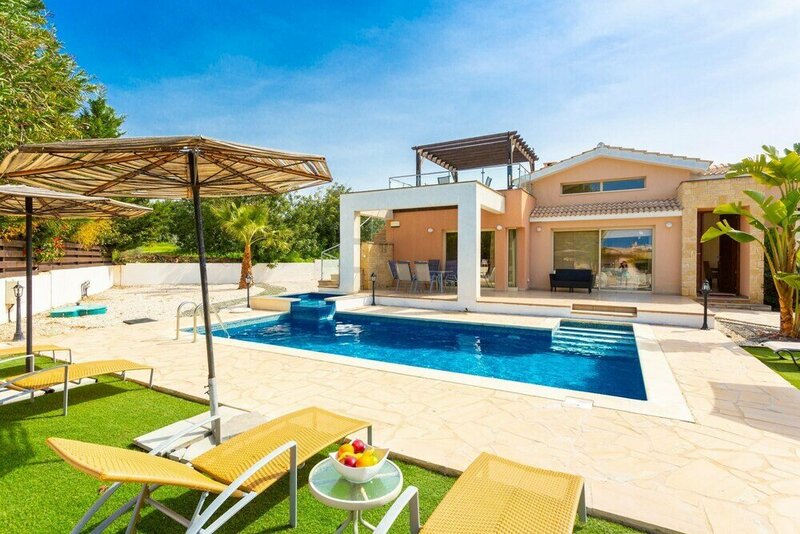 Гостиница Villa Thalassa Large Private Pool Walk to Beach A C Wifi Car Not Required - 2346