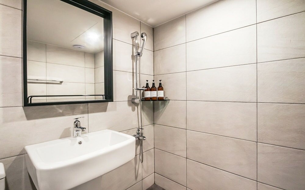 Фото Geoje Hotel Deluxe and Guest House