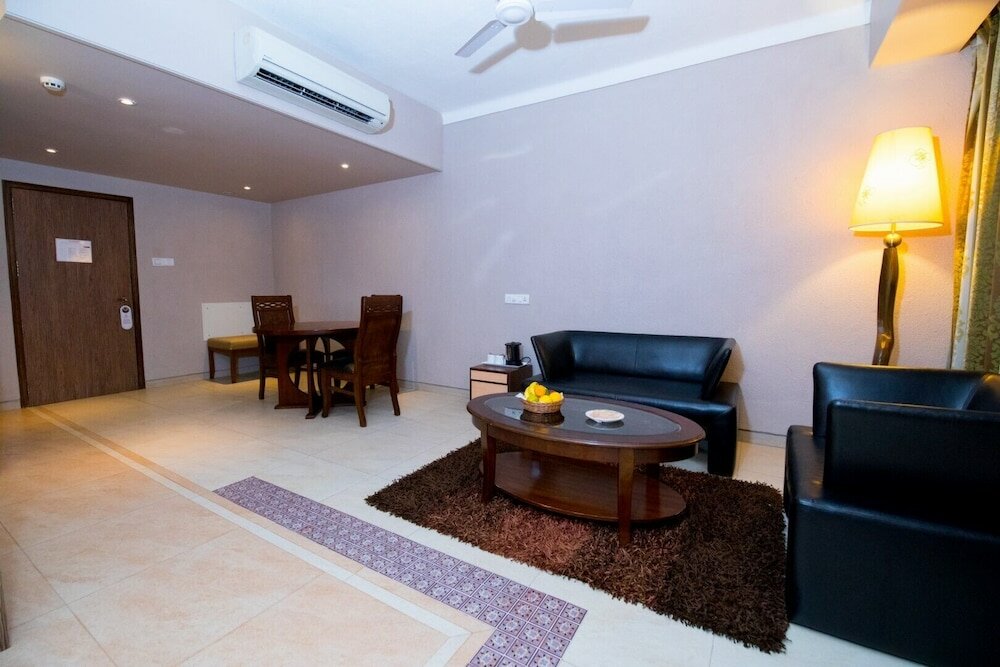 Фото Neelams The Glitz