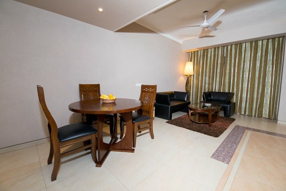 Фото Neelams The Glitz