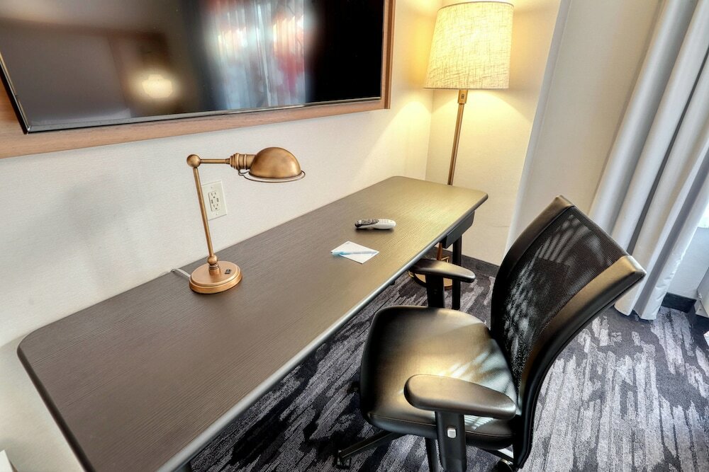 Фото Comfort Suites at Woodbridge