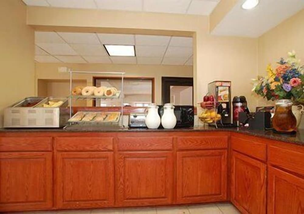 Фото Comfort Suites Fairgrounds West