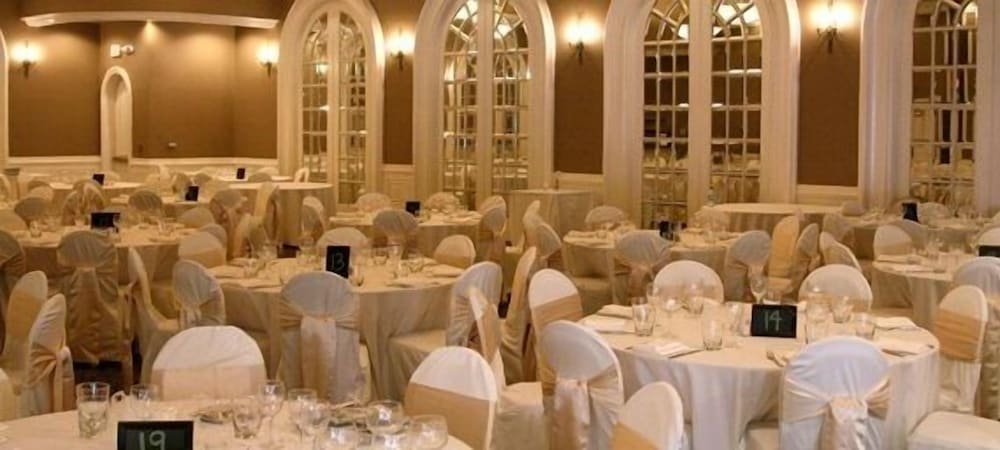 Фото The Sterling Hotel