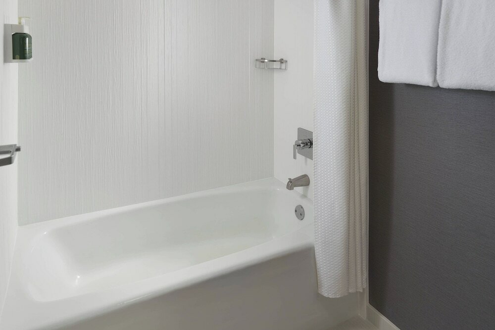 Фото Courtyard Charlotte Arrowood