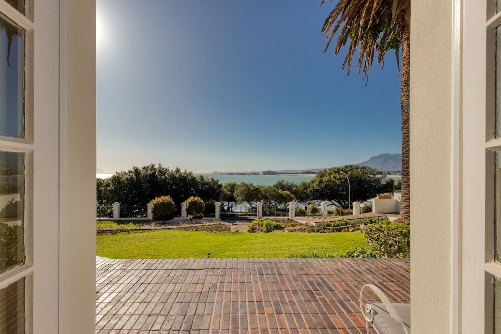 Фото Manor on the Bay