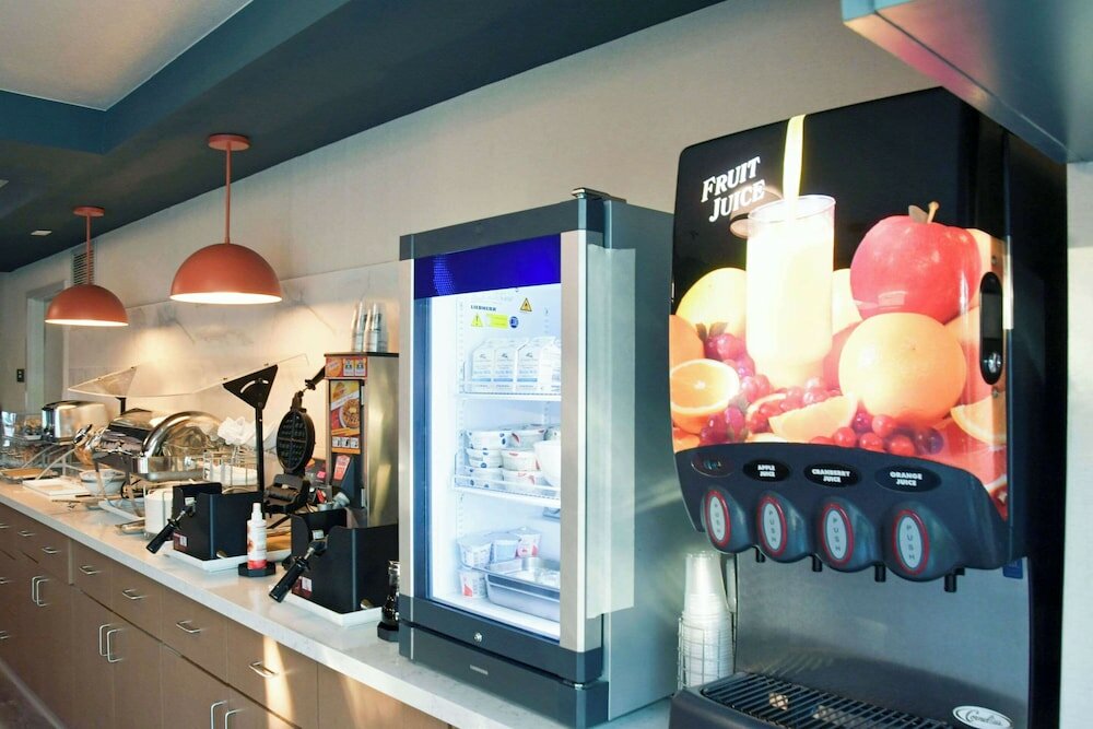 Фото Comfort Inn & Suites Nw Milwaukee