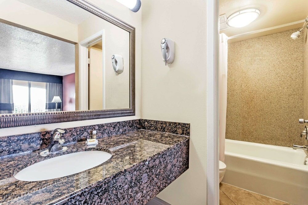 Фото Days Inn by Wyndham Fort Lauderdale-Oakland Park Airport N