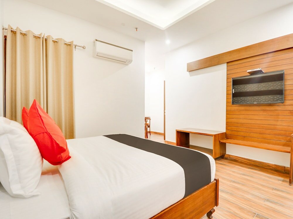 Фото Capital O 44117 Hotel Alphonso