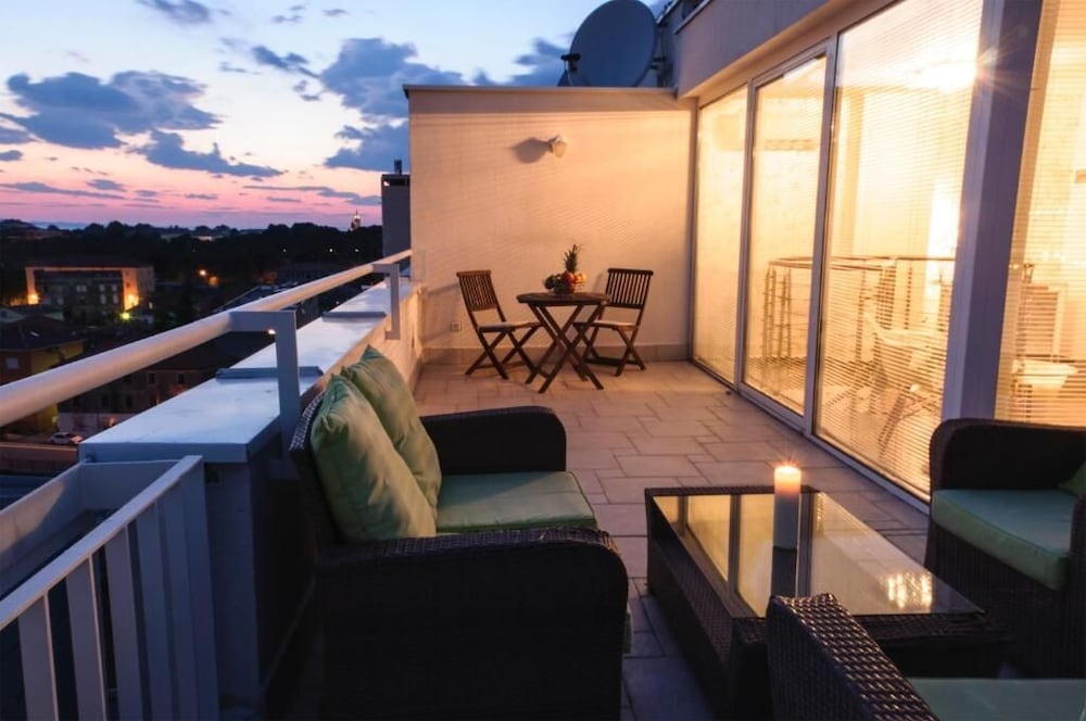 Фото Sunset Penthouse Apartment with Hot Tub