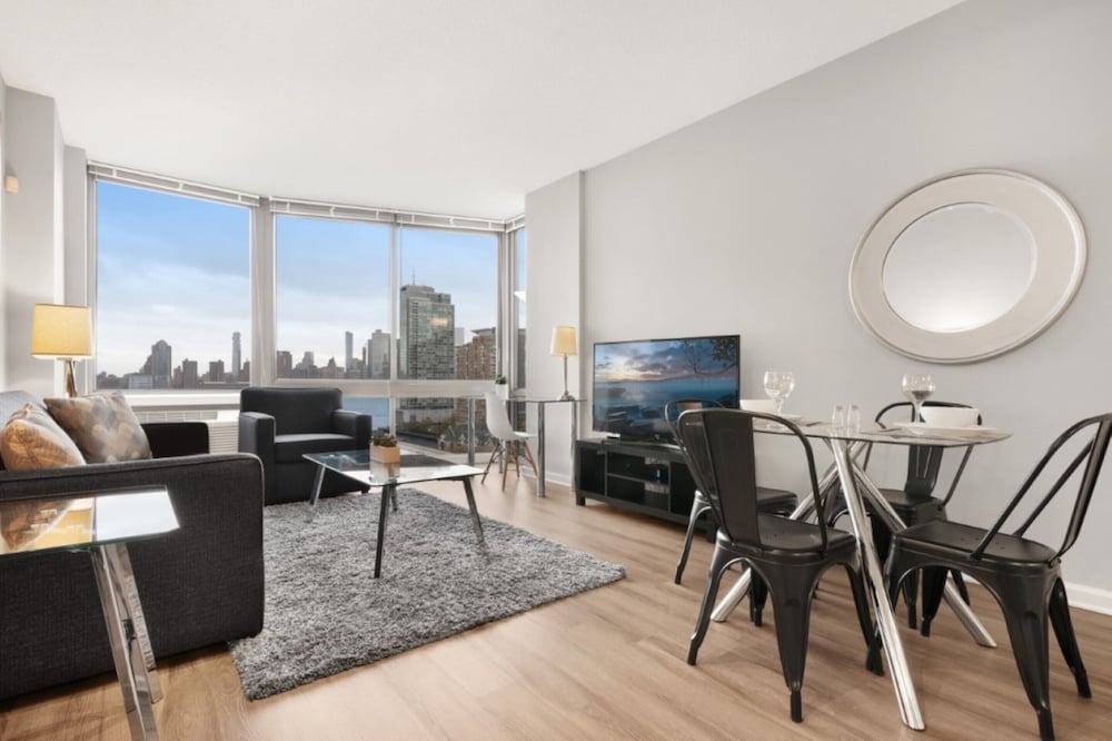 Фото Global Luxury Suites at Newport