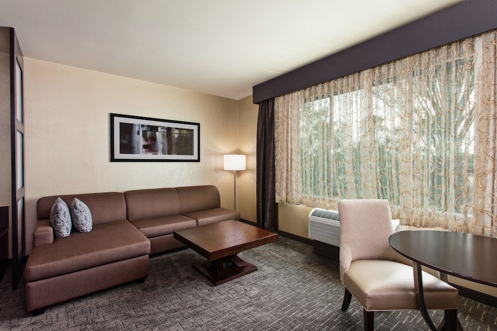 Фото Holiday Inn Express & Suites Anaheim Resort Area, an Ihg Hotel