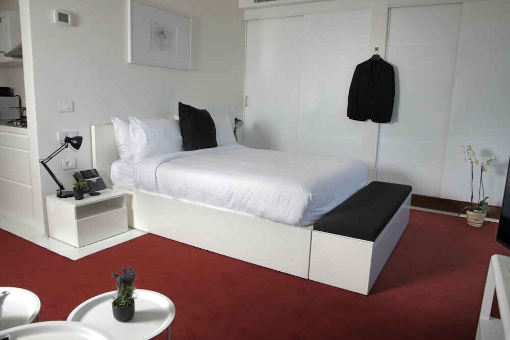 Фото 1866 Court & Suites