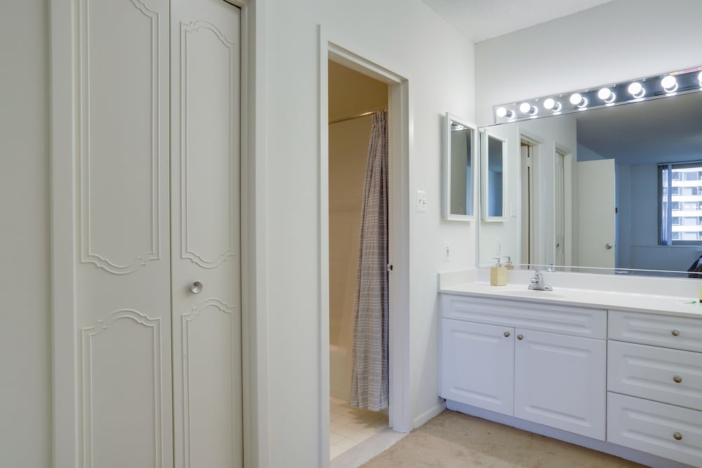 Фото Spacious Apt Crystal City With Gym