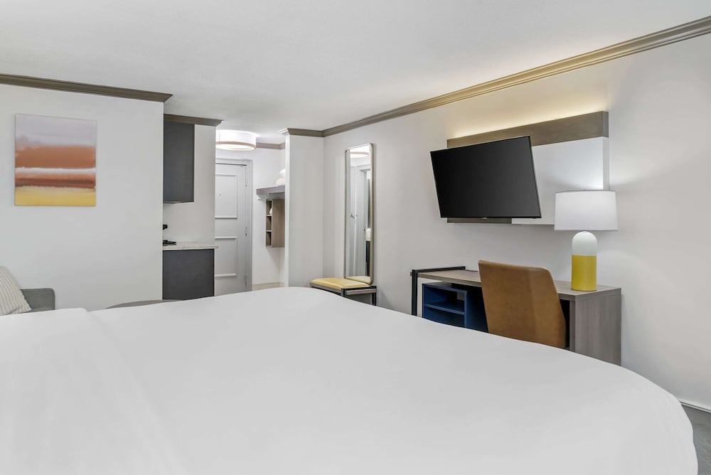 Фото Comfort Inn Plainwell