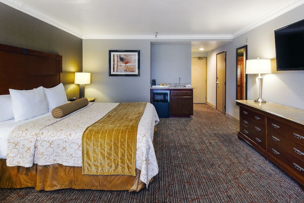 Фото Best Western Plus Newport Mesa Inn