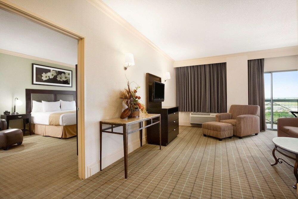 Фото DoubleTree by Hilton Hotel Dallas – Love Field