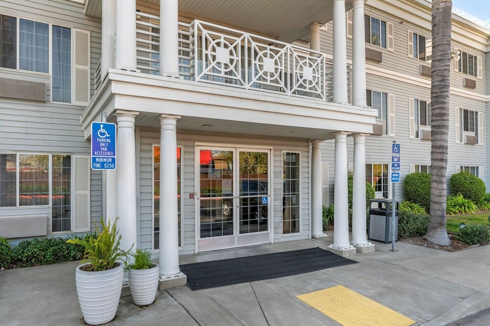 Фото Best Western Luxury Inn