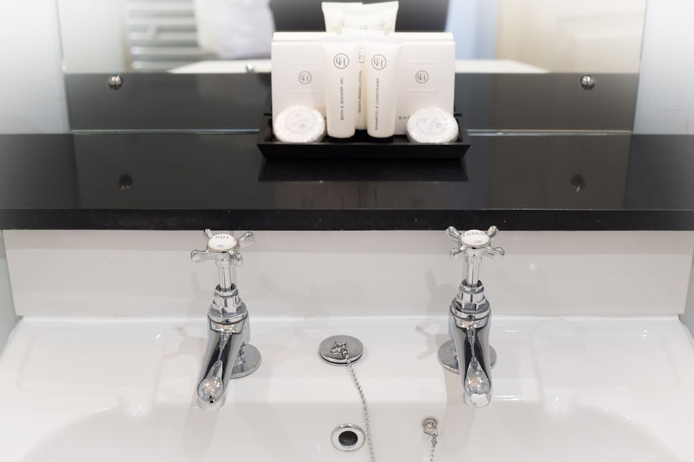 Фото Two Bridges Hotel