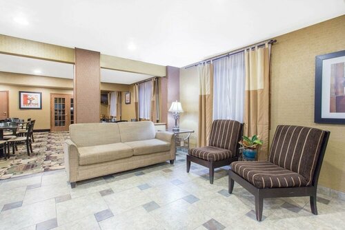 Гостиница Days Inn & Suites by Wyndham Waterloo