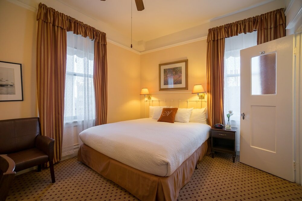 Фото The Andrews Hotel