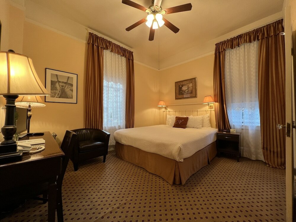 Фото The Andrews Hotel