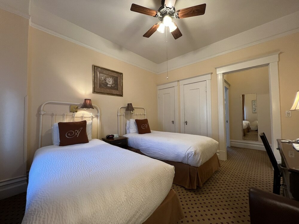 Фото The Andrews Hotel