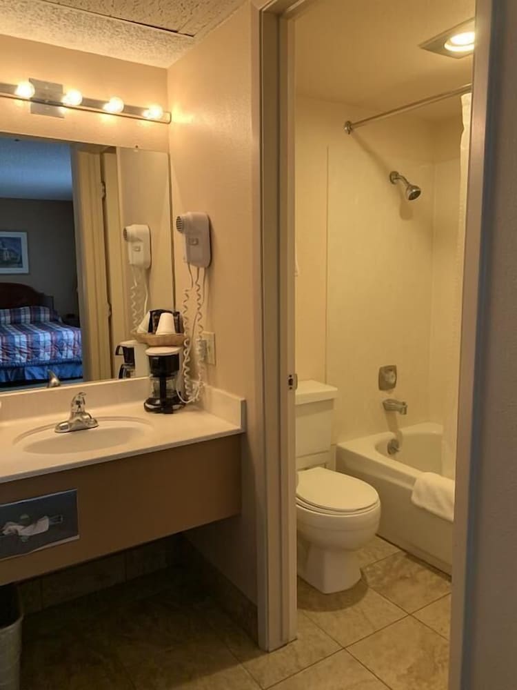 Фото Hardman House Inn & Suites