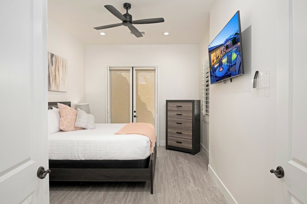 Фото Luxury Resort Style Living w Pool & Jacuzzi