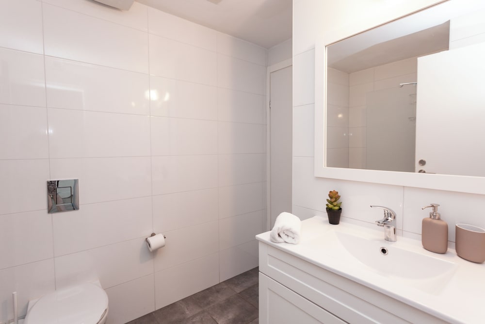 Фото Modern Apartment Walking from the beach