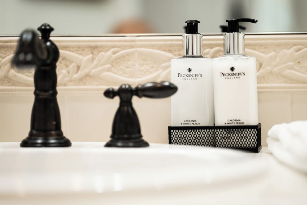 Фото Luxury Resort Style Living w Pool & Jacuzzi