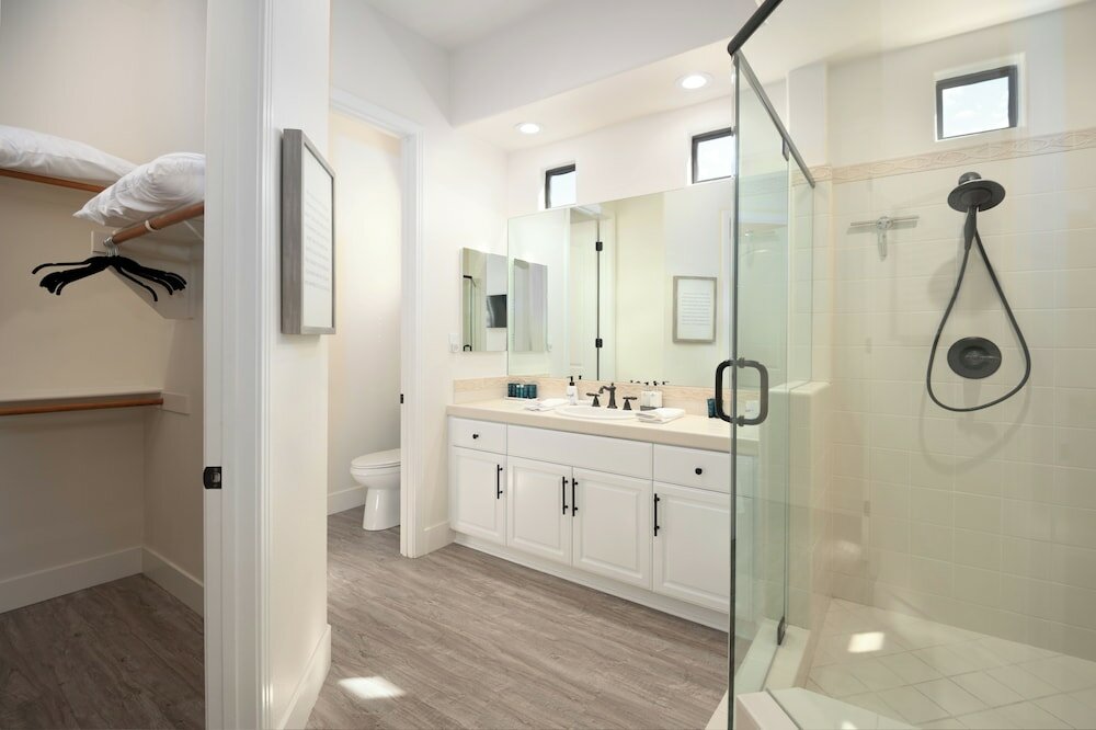 Фото Luxury Resort Style Living w Pool & Jacuzzi