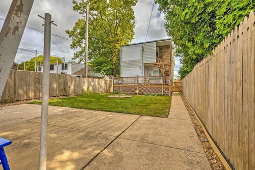 Гостиница Family Apartment w Deck + Yard Near Northwestern в Эванстоне