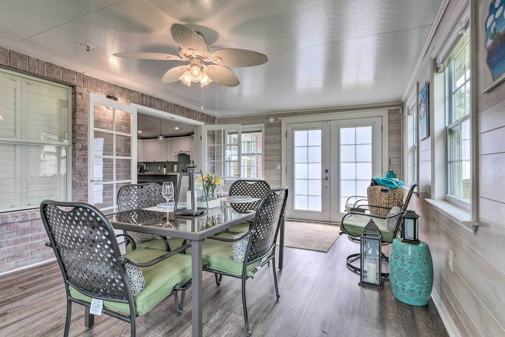 Фото Spacious Home w Sunroom, 15 Mi to Pensacola!