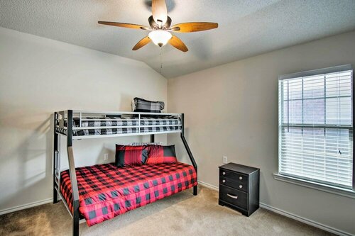 Гостиница Pet-friendly Lubbock Home W/yard - 6Mi to Ttu в Лаббоке