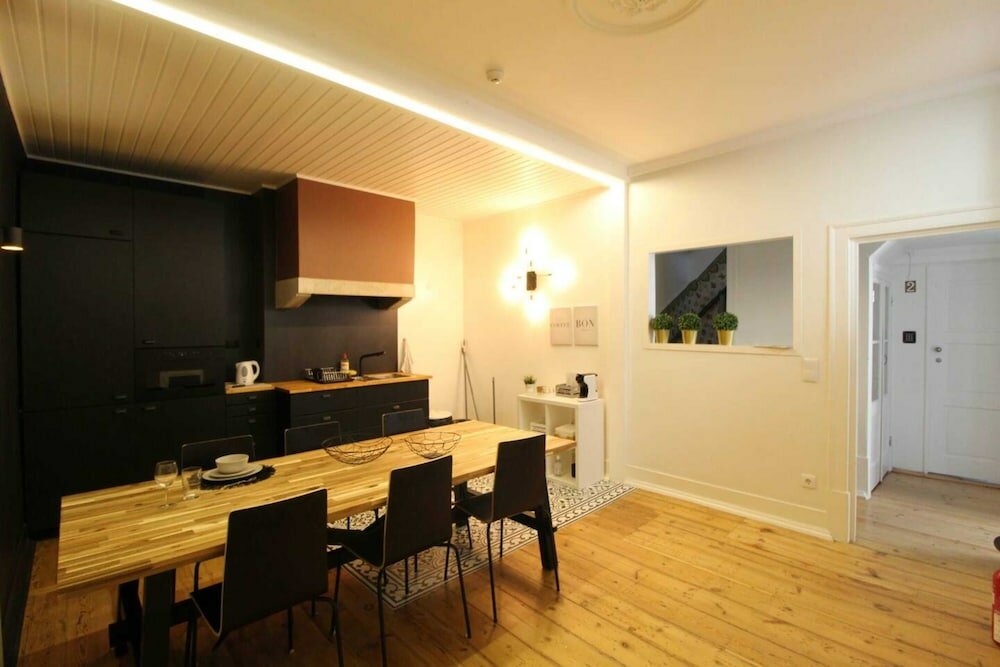 Фото Lovely Bedroom With Patio in Lisbon