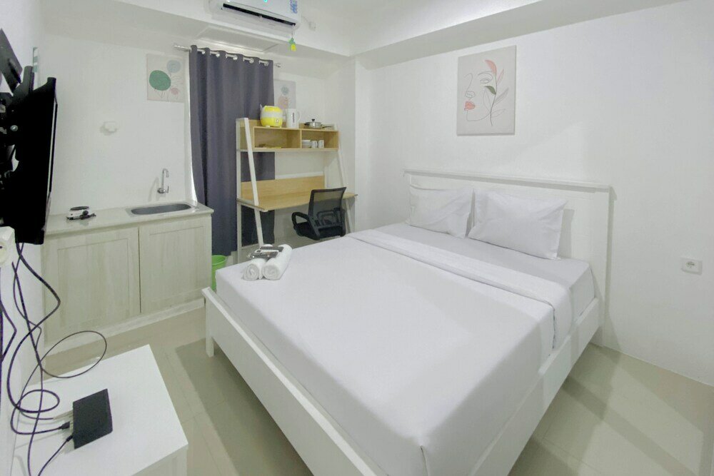 Фото Modern Look And Homey Studio At 10Th Floor Paltrow City Apartment