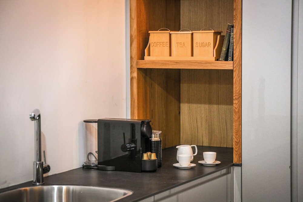 Фото Stylish 3br Apt with Patio in the City