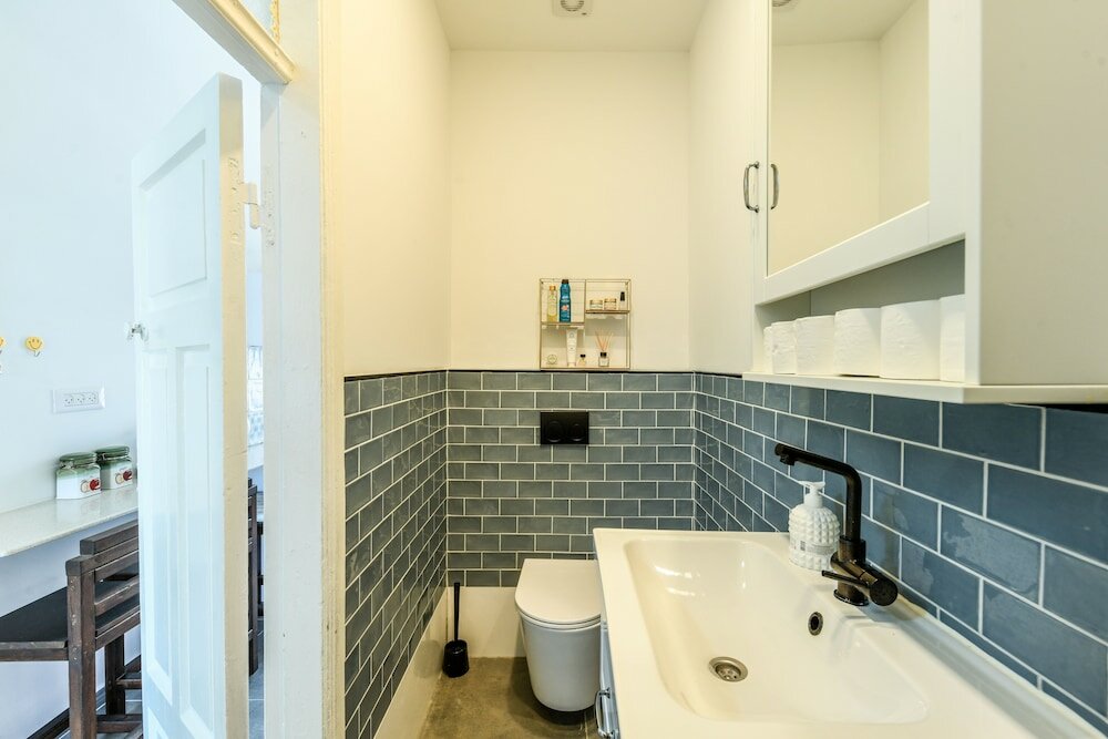 Фото Vintage Charm 1br Apt w Balcony & View