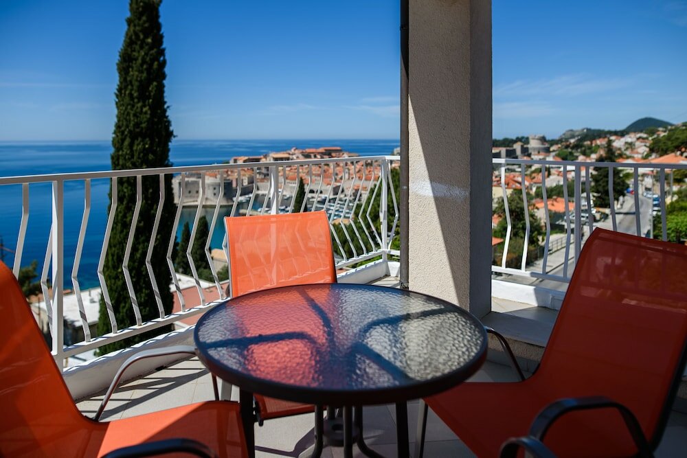 Фото Zenith Apartment by DuHomes