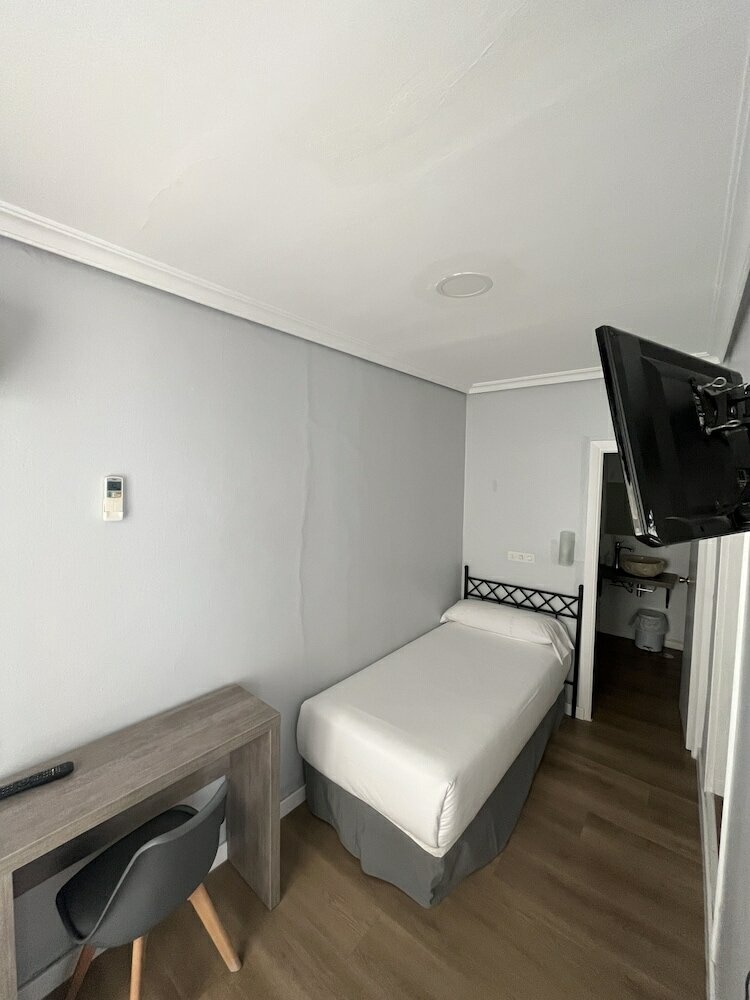 Фото Hostal Atenas