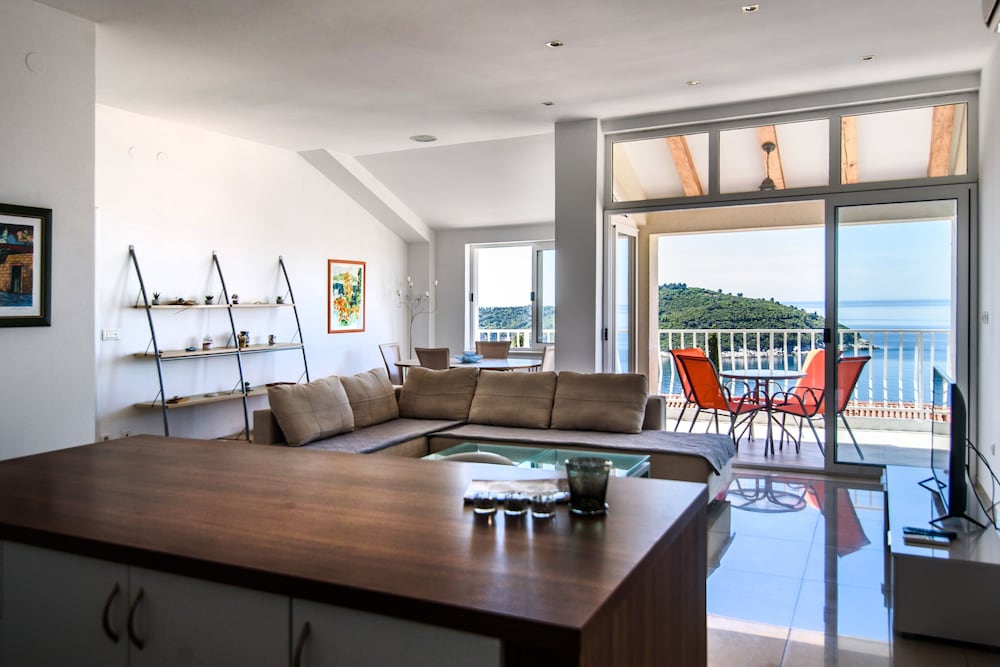 Фото Zenith Apartment by DuHomes