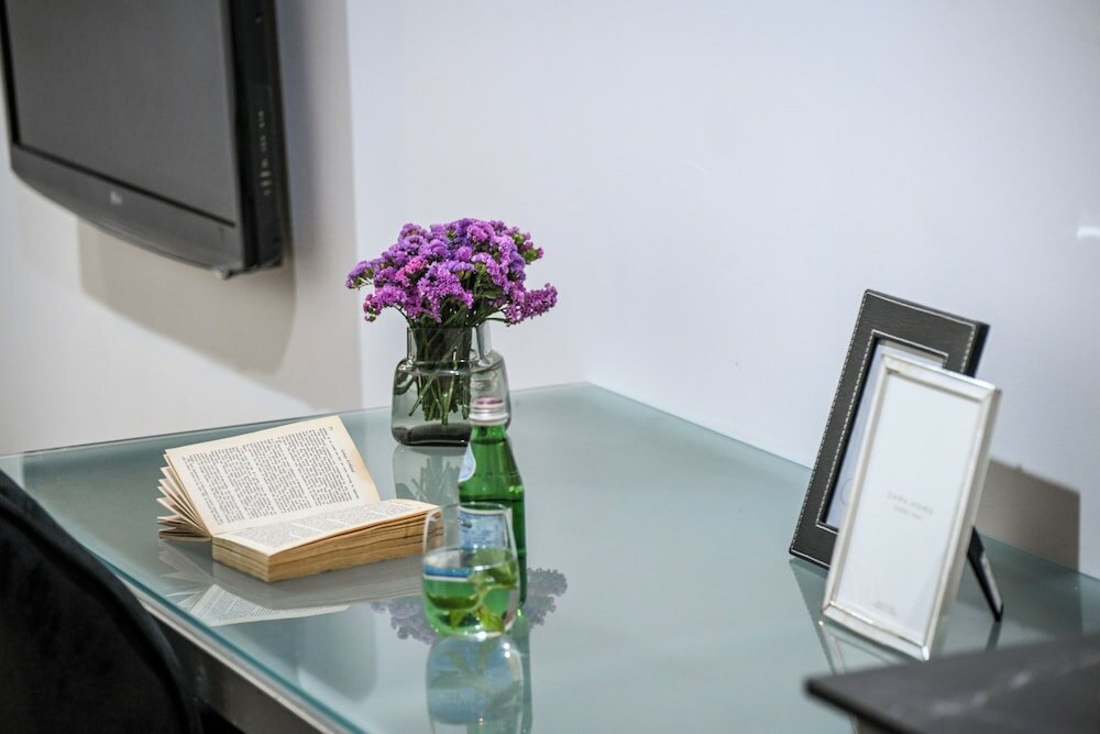 Фото Stylish 3br Apt with Patio in the City