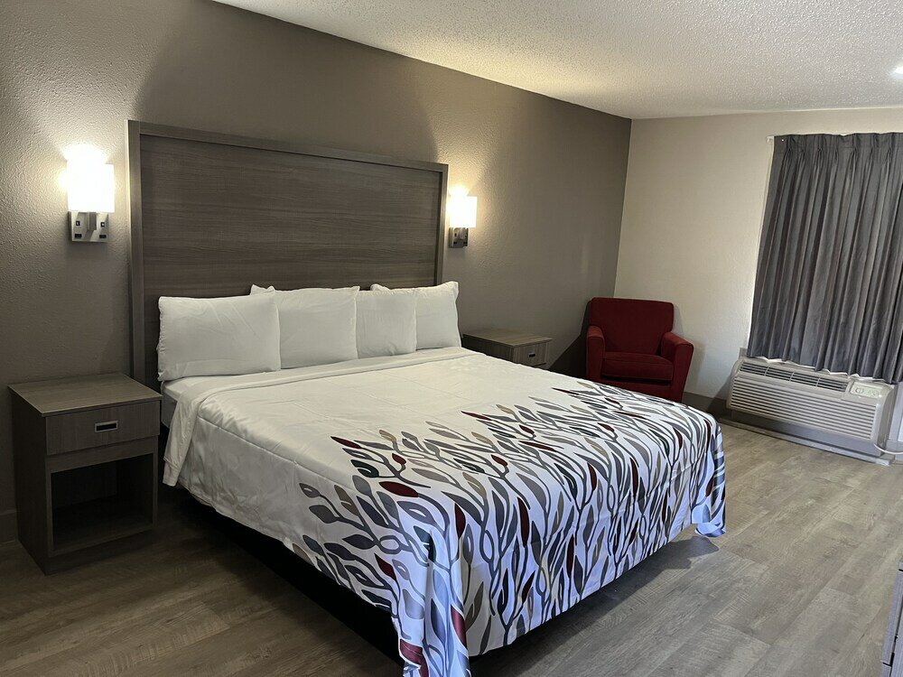 Фото Red Roof Inn & Suites Newport News