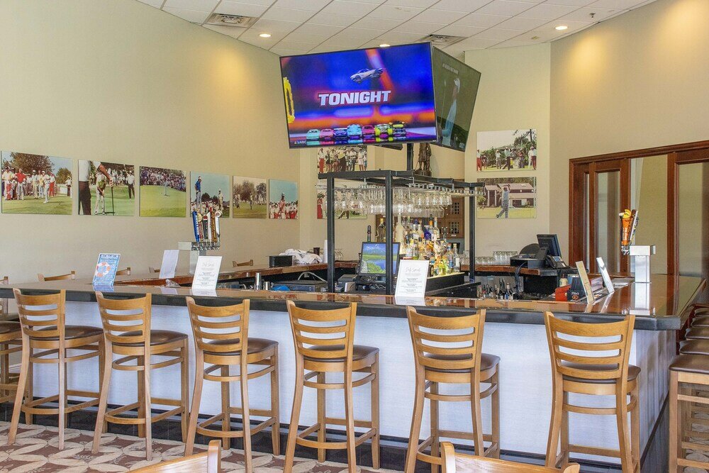 Фото Emerald Greens Hotel Condo Resort